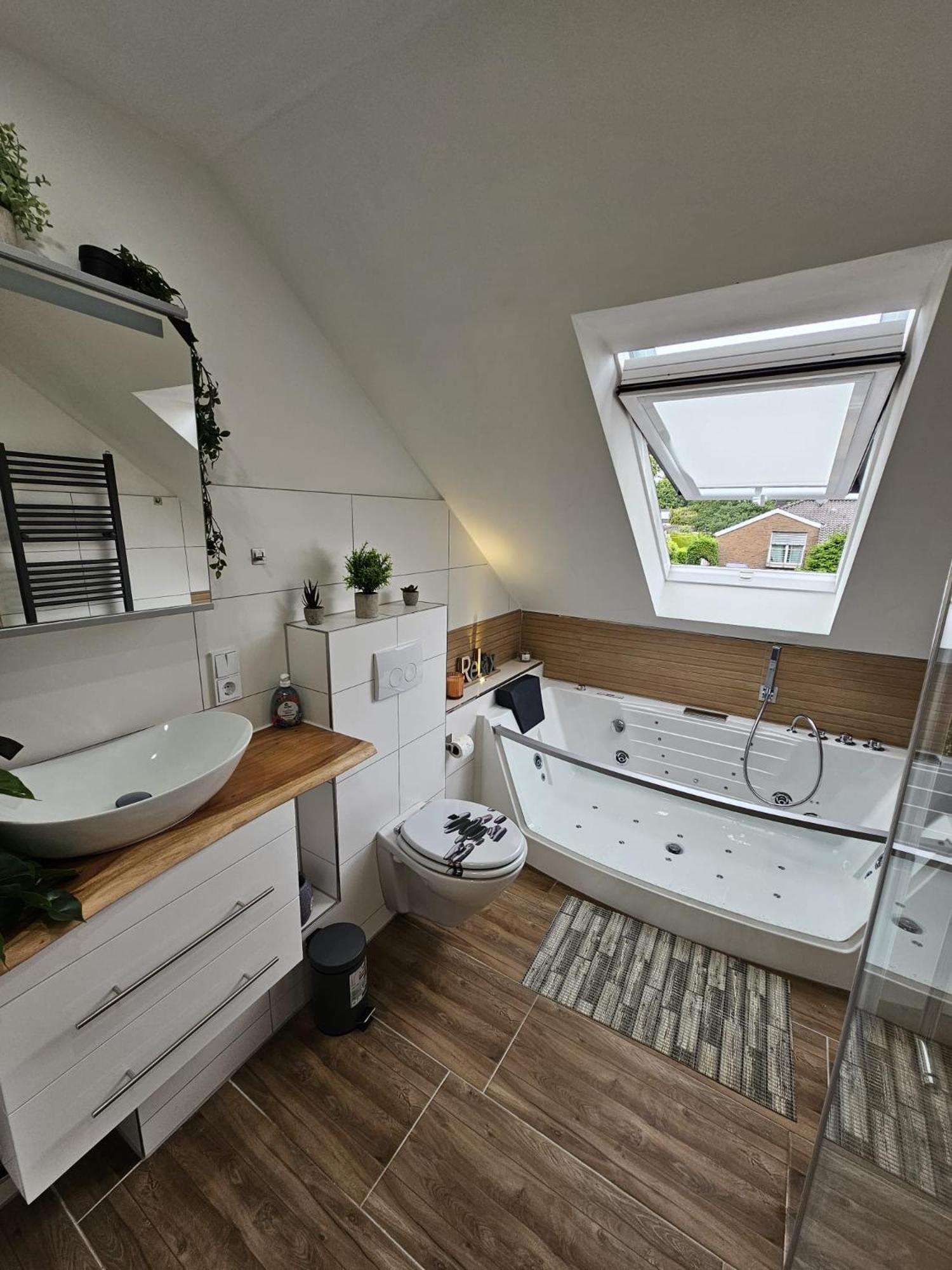 Tautraum Suite Mit Whirlpool Und Gruenem Ausblick Wilhelmshaven Kültér fotó