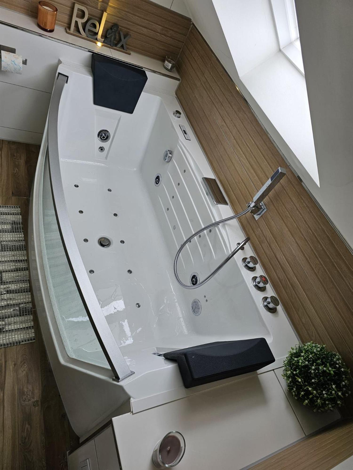 Tautraum Suite Mit Whirlpool Und Gruenem Ausblick Wilhelmshaven Kültér fotó